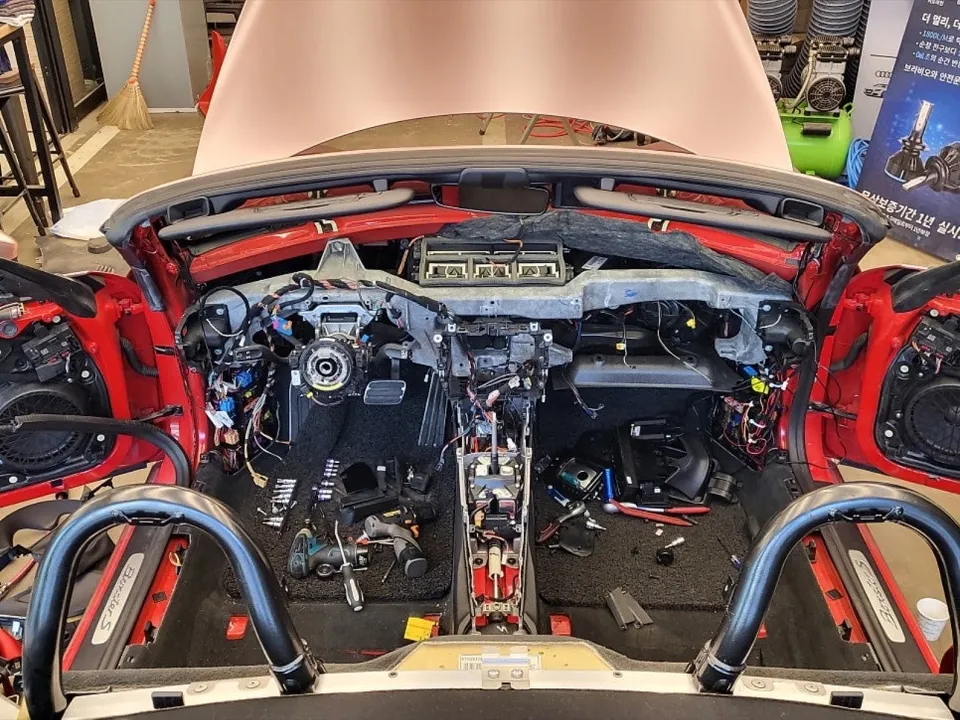 인천실내염색 포르쉐 박스터 실내도색, 단순 컬러 변경이 아닌 '차급 업그레이드'의 시작 (오늘의카 인천서구점)