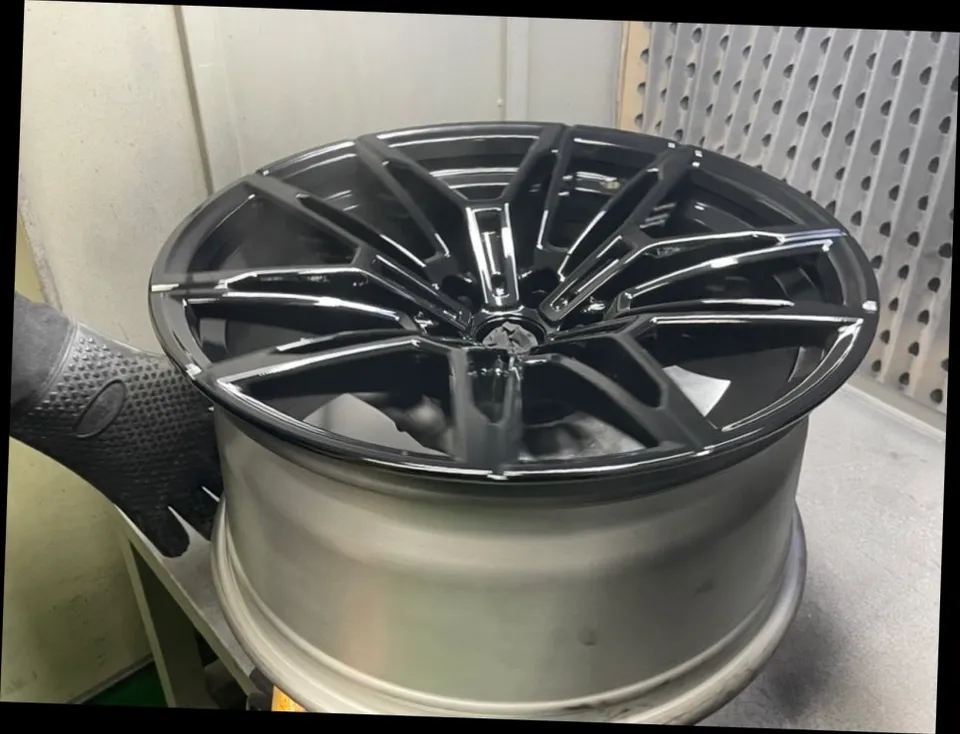 부산휠도색 BMW G87 M2, 930M 휠 유광블랙 도색이 맞을까? 이 차종에 이 방식이 맞는 이유 (오늘의카 부산점)