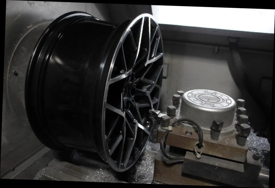 BMW M8 컴페티션 휠 복원｜이 급의 휠도 복원이 가능할까? 휠복원 휠도색 후기(오늘의카 창원점)