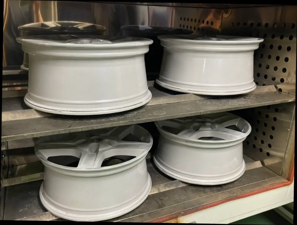 동탄휠도색 전문｜랜드로버 디펜더 실버 휠→유광블랙 분체도색 + 레드 캘리퍼, ‘순정 공정’으로 완성 (오늘의카 동탄점)