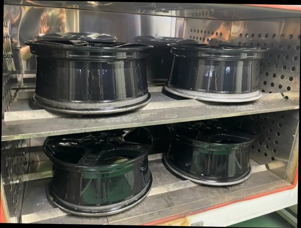 동탄휠도색 전문｜랜드로버 디펜더 실버 휠→유광블랙 분체도색 + 레드 캘리퍼, ‘순정 공정’으로 완성 (오늘의카 동탄점) 시공 후