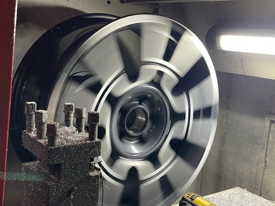 롤스로이스 고스트 블랙배지 다이아커팅 휠 복원,이 차는 왜 ‘아무 데서나’ 하면 안 될까? (오늘의카 천안점)