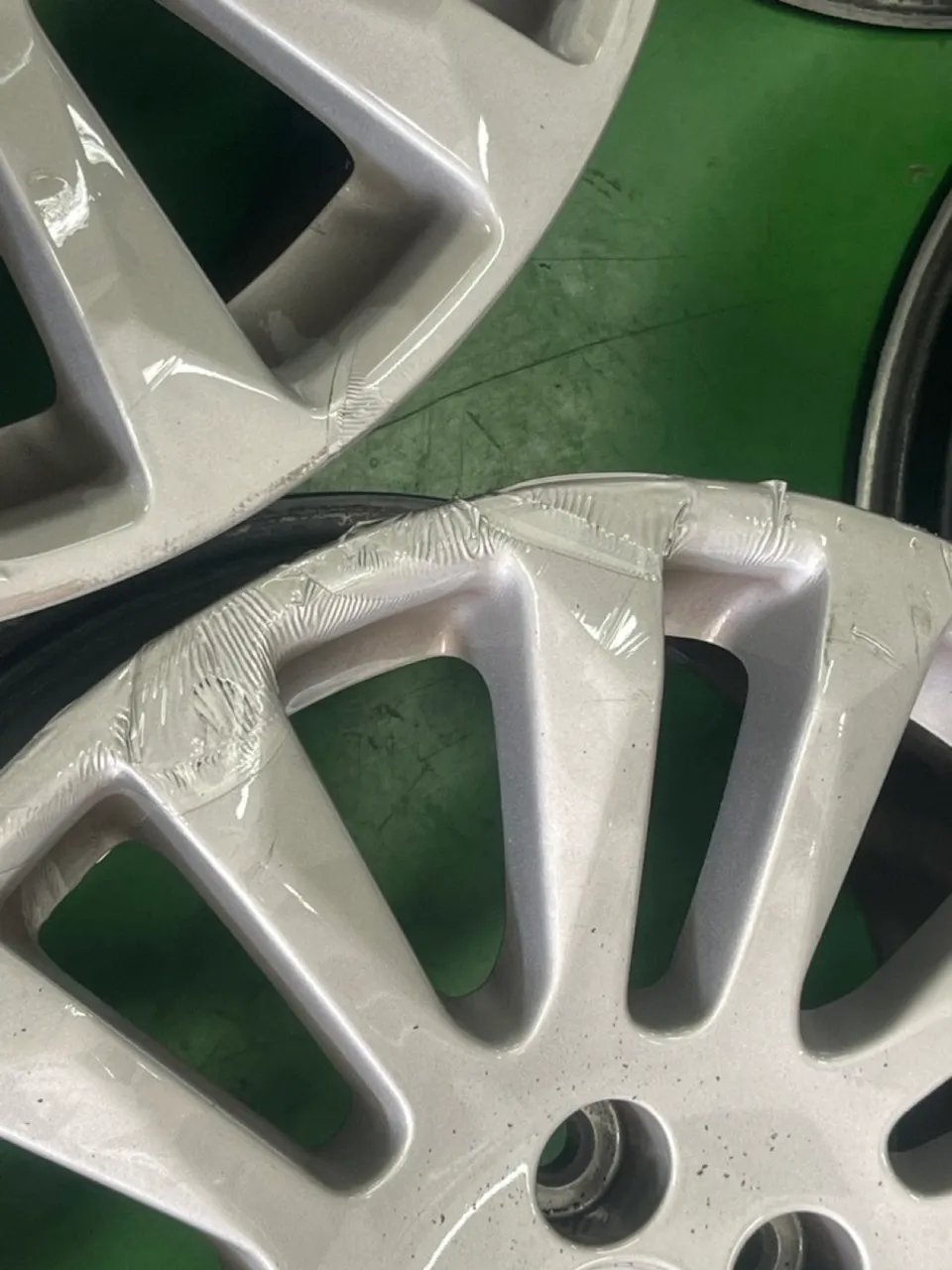 인천휠복원 |캐딜락 CTS 휠복원, 왜 일반적인 휠도색 방식으로는 문제가 될까? (오늘의카 인천점)