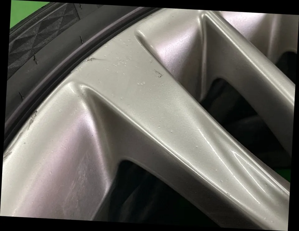 수원휠복원 제네시스 G80 스퍼터링휠, 껍질 벗겨진다면 복원 말고 도색이 답일까? (오늘의카 수원점)