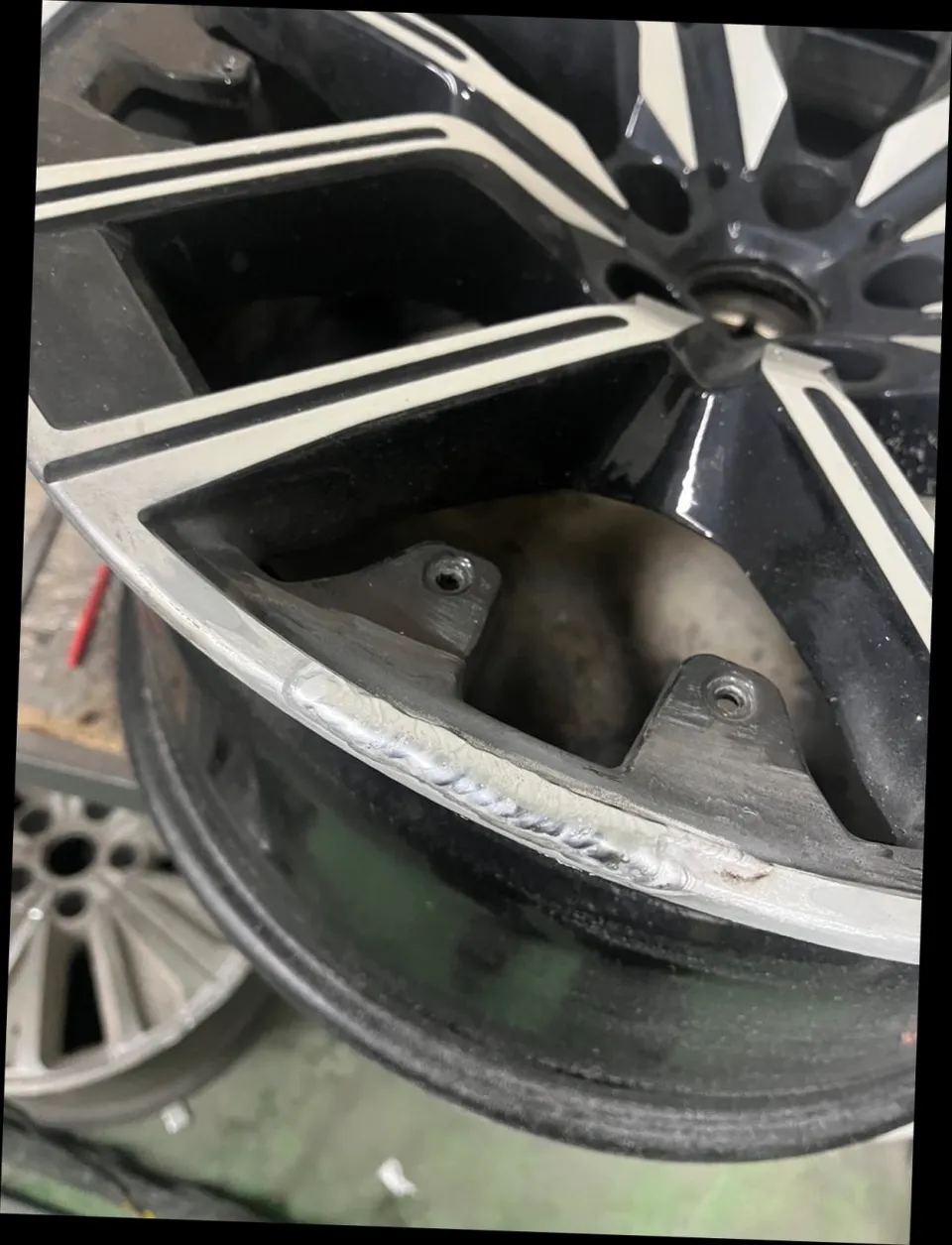 BMW I7 (G70) 다이아커팅 휠복원, 교체 아닌 복원으로 순정 감성 살릴 수 있을까? (오늘의카 아산점)